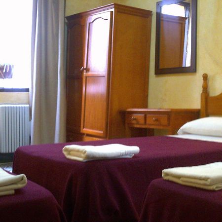 Pension Lisdos Sevilla Exteriör bild